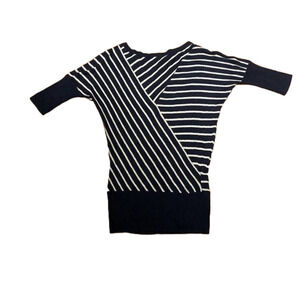 2/$15 𝅺NWOT Navy white and gold light sweater